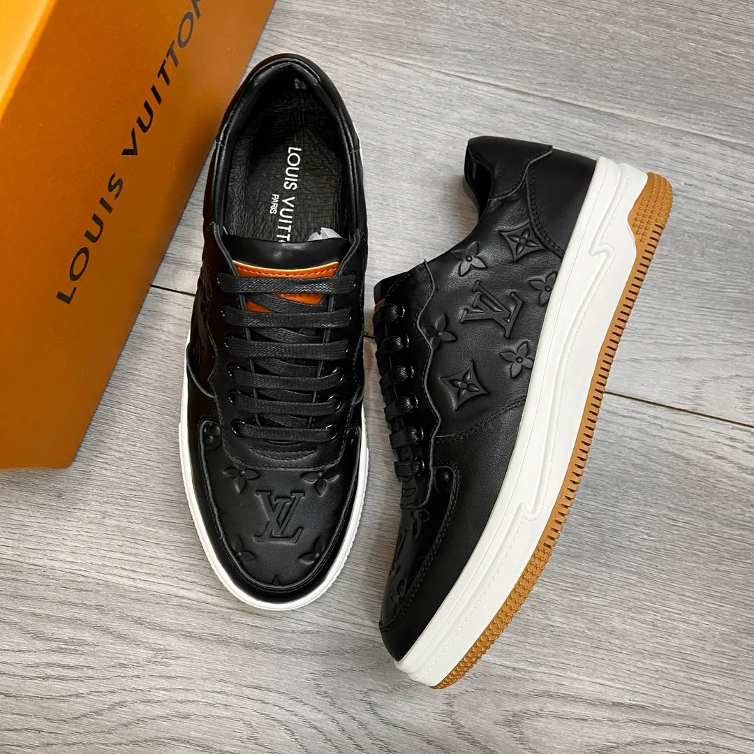Ex-factory price: 400💰LV's latest casual men's shoes👉 👉 Popular casual fashion style, 💞 Simple and elegant style, 🔊 The fabric is made of imported cowhide, ☑️Comfortable sheepskin lining, original wear-resistant rubber outsole, real photos of classic models at the counter, two colors available, size: 38-44, (45 can be customized)
